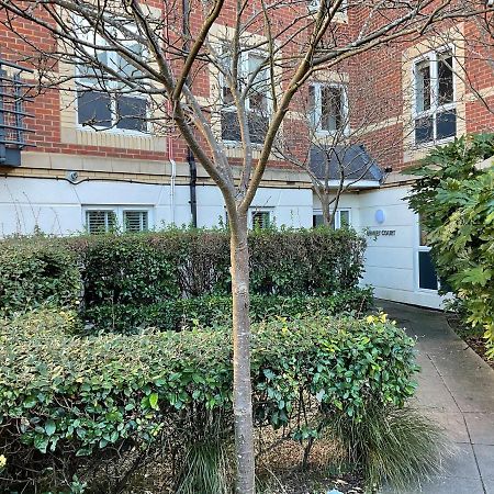 Modern 2 Bed Apt In Egham High Street, With Private Parking And Wifi Apartman Kültér fotó