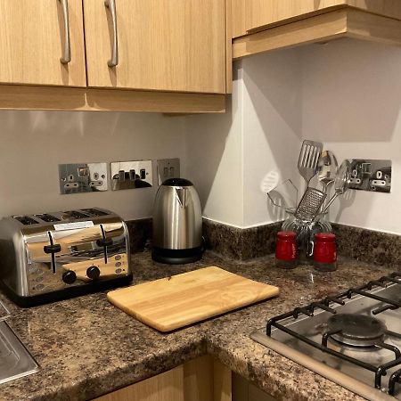 Modern 2 Bed Apt In Egham High Street, With Private Parking And Wifi Apartman Kültér fotó