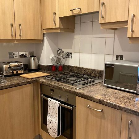 Modern 2 Bed Apt In Egham High Street, With Private Parking And Wifi Apartman Kültér fotó