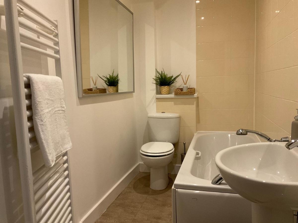 Modern 2 Bed Apt In Egham High Street, With Private Parking And Wifi Apartman Kültér fotó