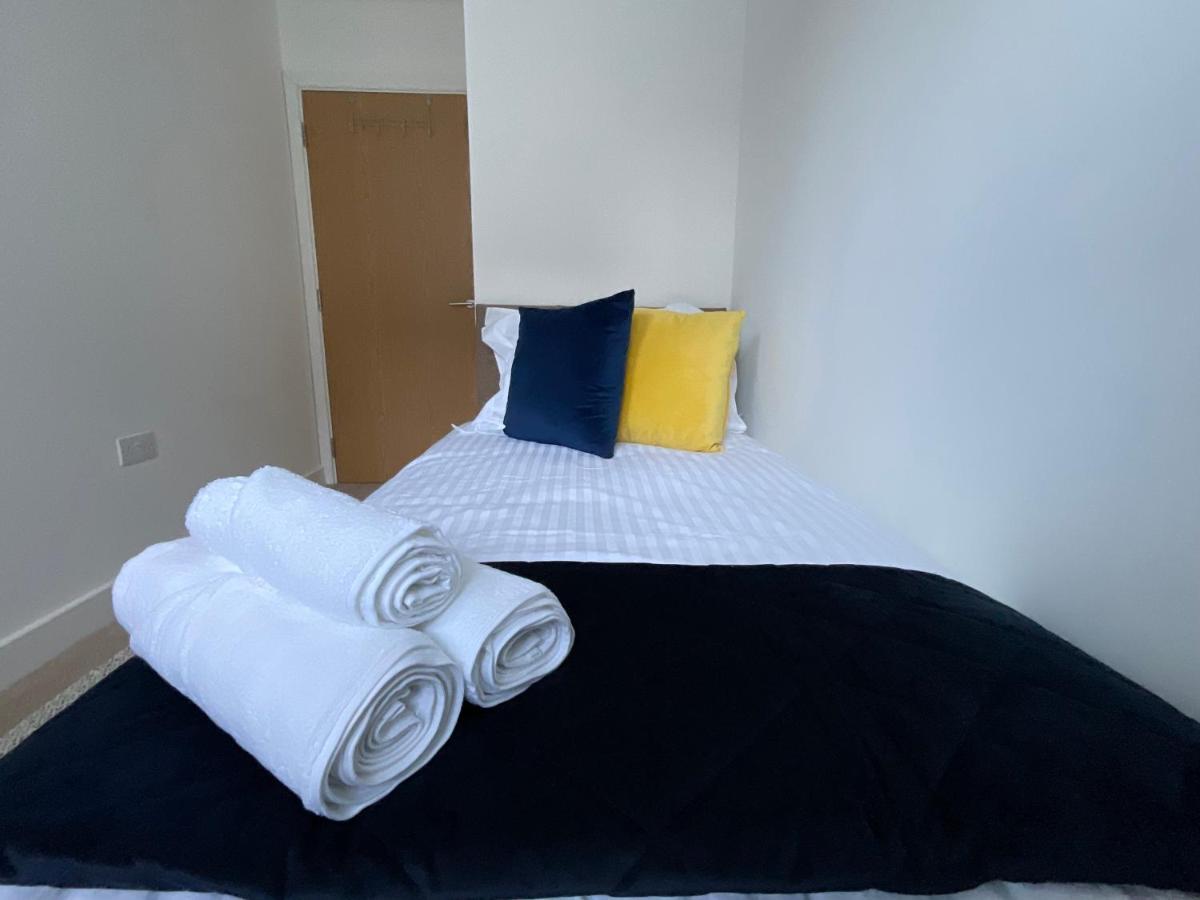 Modern 2 Bed Apt In Egham High Street, With Private Parking And Wifi Apartman Kültér fotó