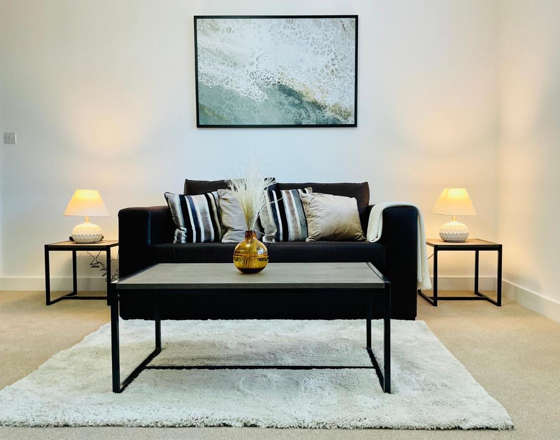 Modern 2 Bed Apt In Egham High Street, With Private Parking And Wifi Apartman Kültér fotó