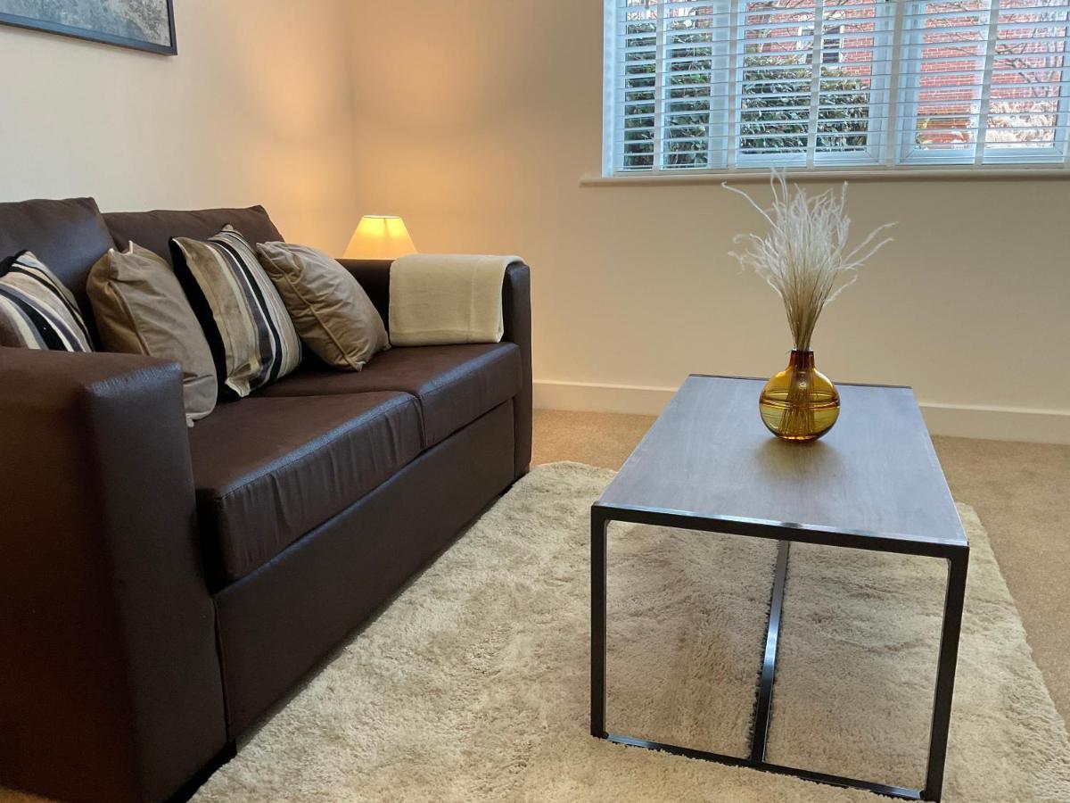 Modern 2 Bed Apt In Egham High Street, With Private Parking And Wifi Apartman Kültér fotó