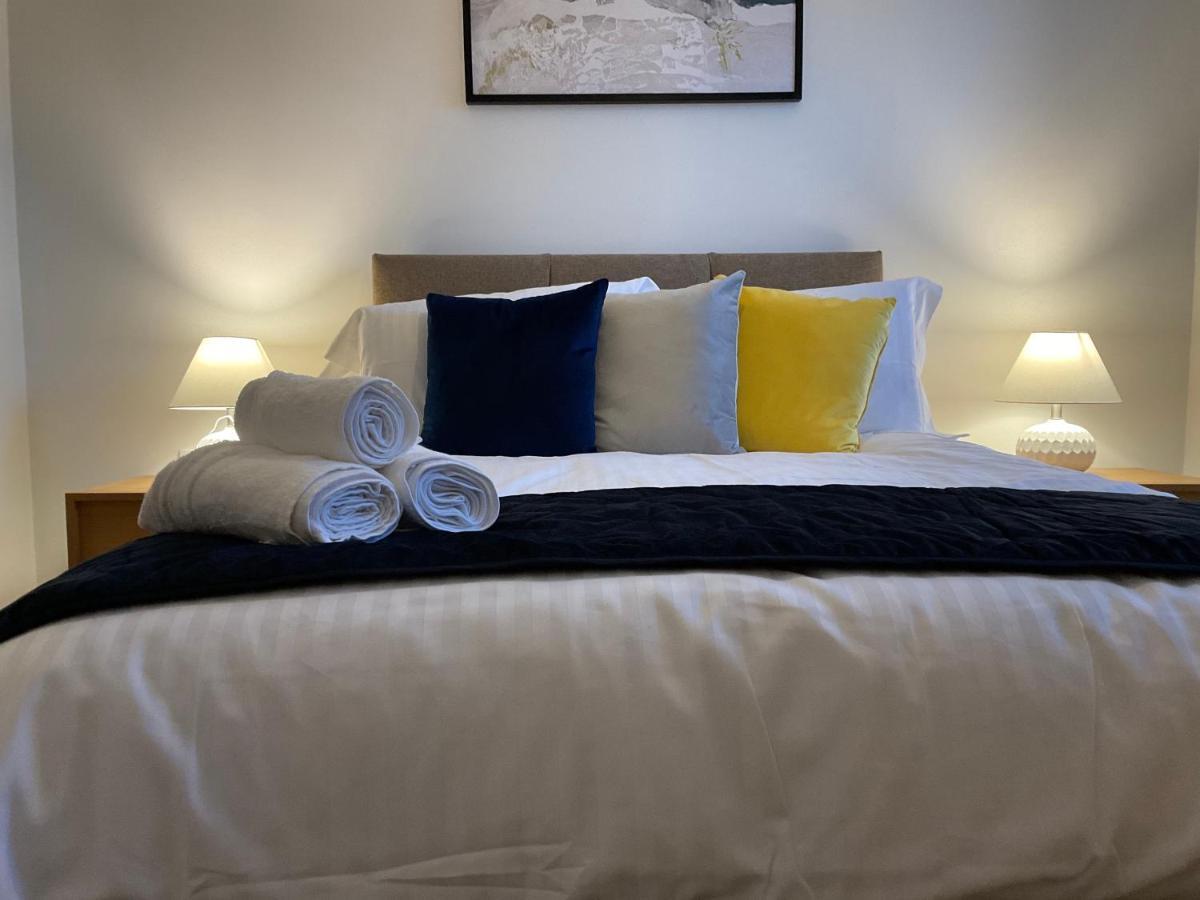 Modern 2 Bed Apt In Egham High Street, With Private Parking And Wifi Apartman Kültér fotó