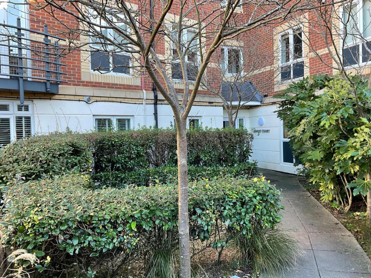Modern 2 Bed Apt In Egham High Street, With Private Parking And Wifi Apartman Kültér fotó