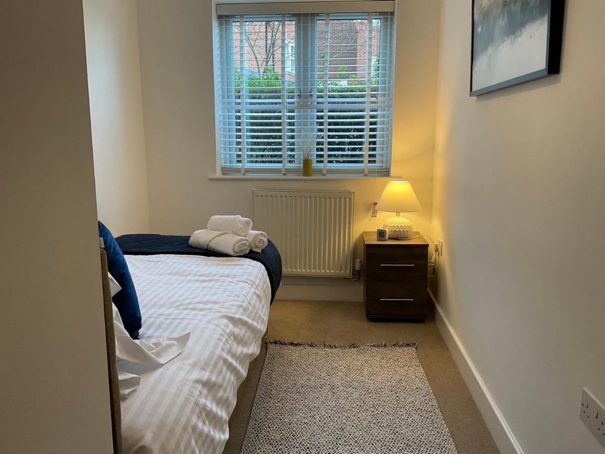 Modern 2 Bed Apt In Egham High Street, With Private Parking And Wifi Apartman Kültér fotó
