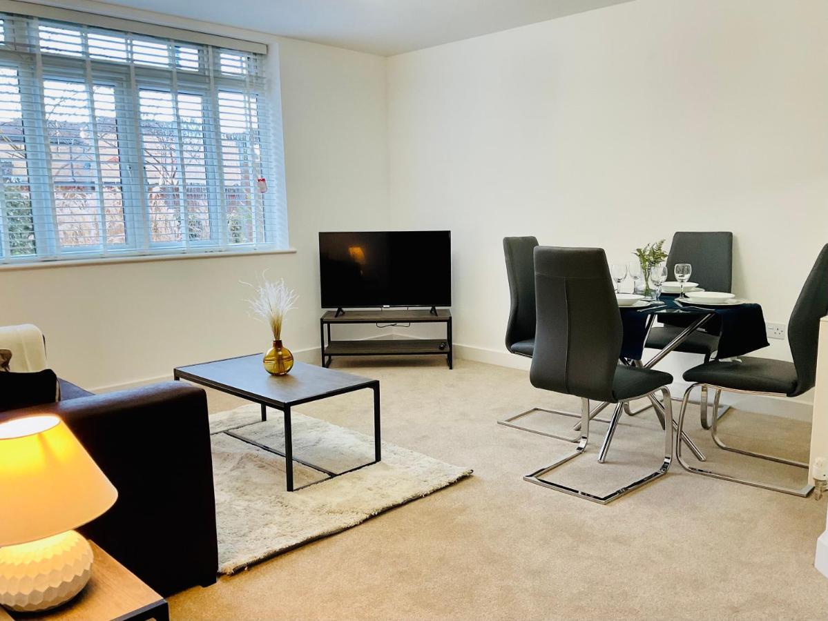 Modern 2 Bed Apt In Egham High Street, With Private Parking And Wifi Apartman Kültér fotó
