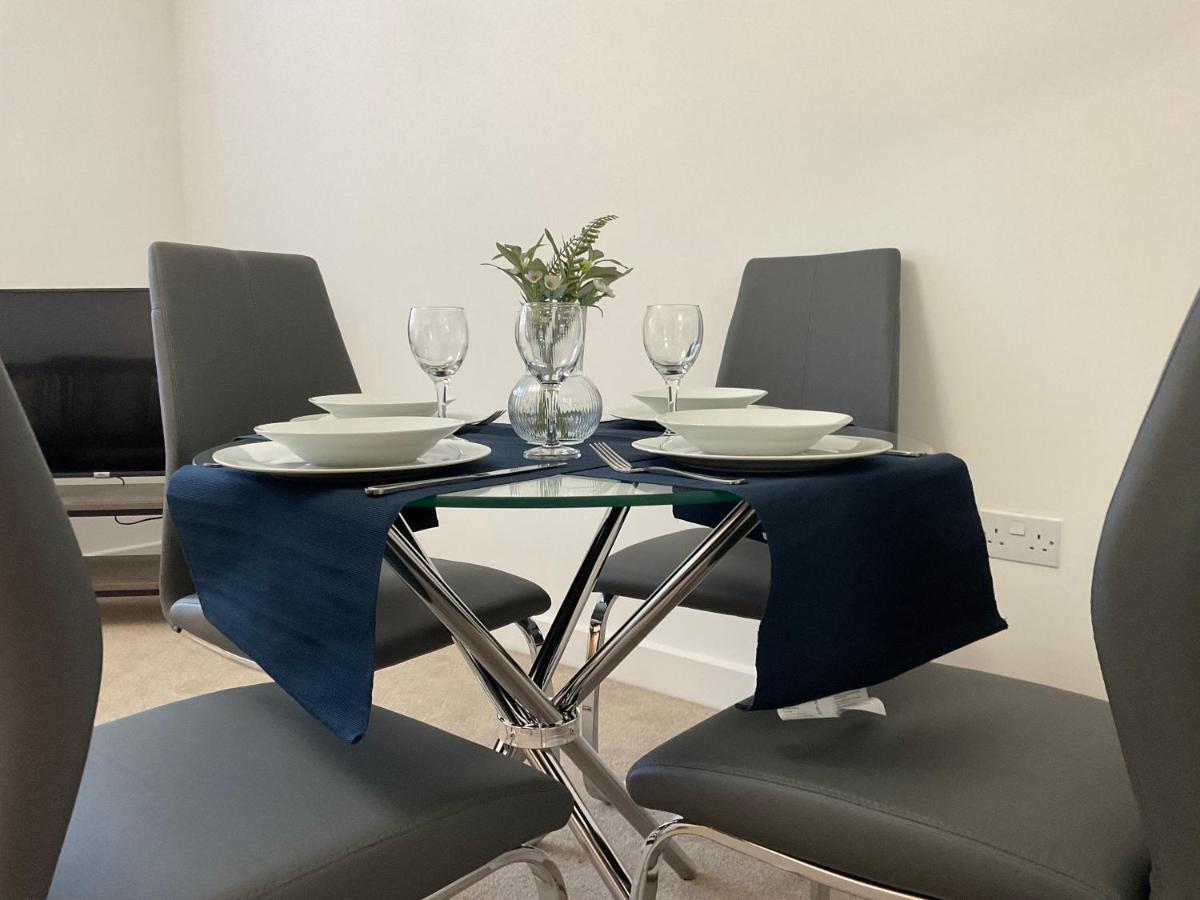 Modern 2 Bed Apt In Egham High Street, With Private Parking And Wifi Apartman Kültér fotó