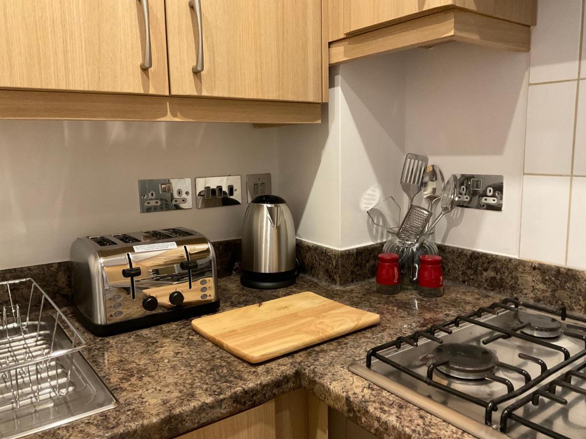 Modern 2 Bed Apt In Egham High Street, With Private Parking And Wifi Apartman Kültér fotó