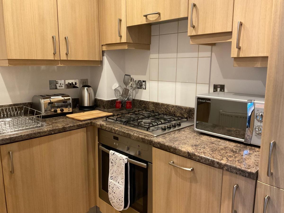 Modern 2 Bed Apt In Egham High Street, With Private Parking And Wifi Apartman Kültér fotó